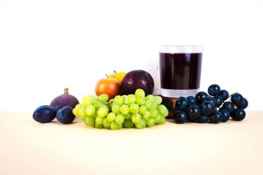 Sonbahar mevsim meyveleri ile üzüm suyu.