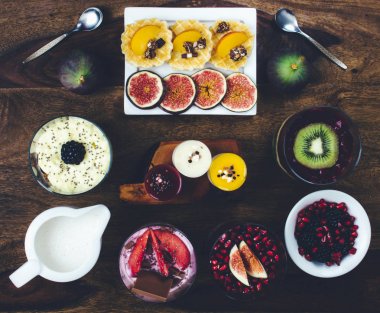 Sağlıklı kahvaltı rustik ahşap masa ayarla.