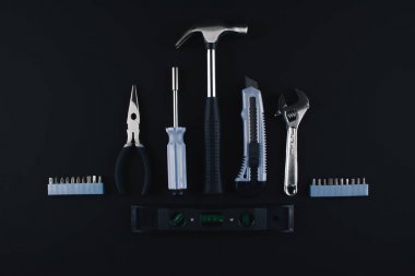 Beyaz arka plan üzerinde çeşitli araçlar kümesi.