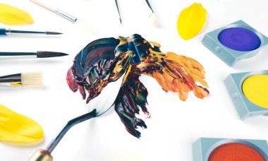 Çok renkli yağlı boya fırça darbeleri ile bıçak.