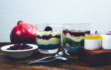 Sağlıklı kahvaltı rustik ahşap masa ayarla.