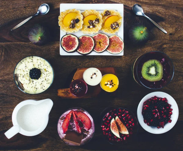 Sağlıklı kahvaltı rustik ahşap masa ayarla.