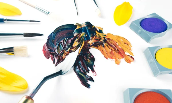 Çok renkli yağlı boya fırça darbeleri ile bıçak.