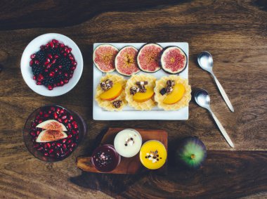 Sağlıklı kahvaltı rustik ahşap masa ayarla.