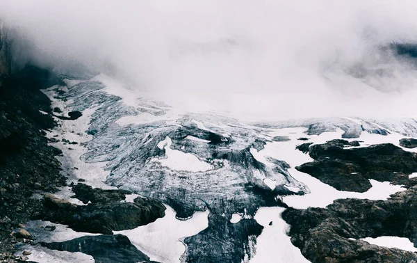 Κοντινό πλάνο του παγετώνα σε ομιχλώδης καιρός — Φωτογραφία Αρχείου