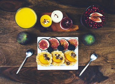 Sağlıklı kahvaltı rustik ahşap masa ayarla.