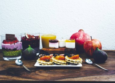 Sağlıklı kahvaltı rustik ahşap masa ayarla.