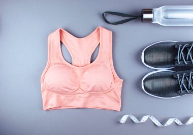 Düz ayakkabı, kulaklık, telefon shot yatıyordu.