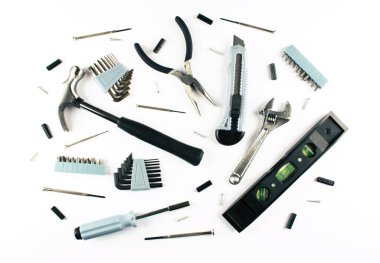 Beyaz arka plan üzerinde çeşitli araçlar kümesi.