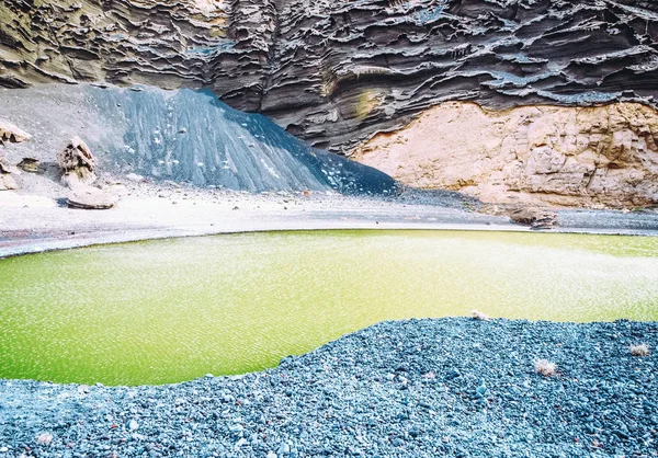 Laguna Verde, un lago verde en Lanzarote . —  Fotos de Stock