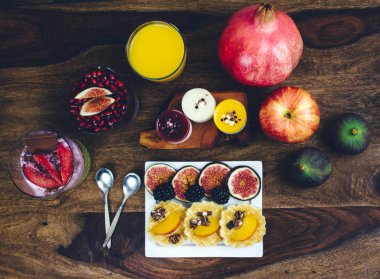 Sağlıklı kahvaltı rustik ahşap masa ayarla.