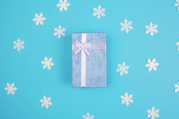 Caja de regalo sobre fondo colorido — Foto de Stock