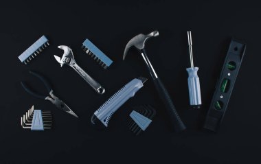 Beyaz arka plan üzerinde çeşitli araçlar kümesi.