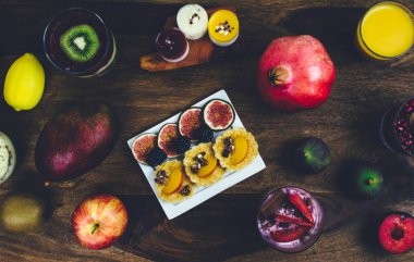 Sağlıklı kahvaltı rustik ahşap masa ayarla.