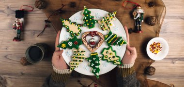 Lezzetli Noel gingerbread çerezleri.