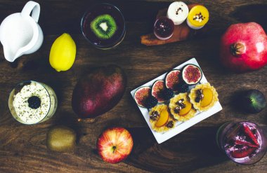 Sağlıklı kahvaltı rustik ahşap masa ayarla.