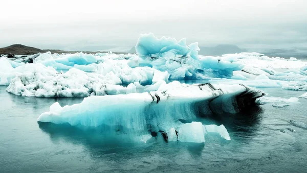 Visa isberg i glaciären lagun, Island. — Stockfoto