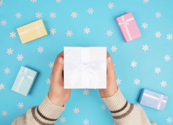 Mani che tengono una piccola scatola con un regalo . — Foto Stock