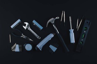 Beyaz arka plan üzerinde çeşitli araçlar kümesi.