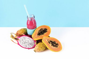 Tropikal meyve ile pembe yüzlü.