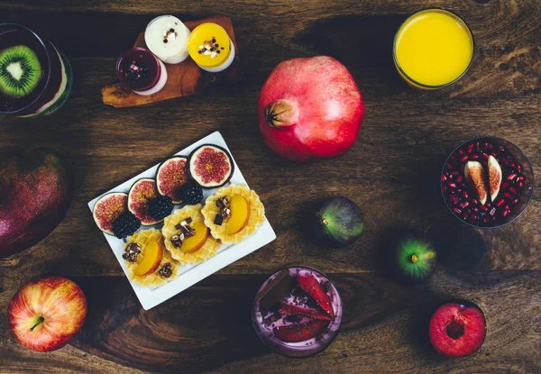 Gesundes Frühstück auf rustikalem Holztisch. — Stockfoto