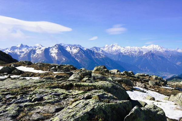 Vue sur un paysage magnifique dans les Alpes . — Photo