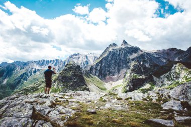 manzarayı uzun yürüyüşe çıkan kimse.