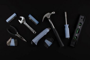 Beyaz arka plan üzerinde çeşitli araçlar kümesi.