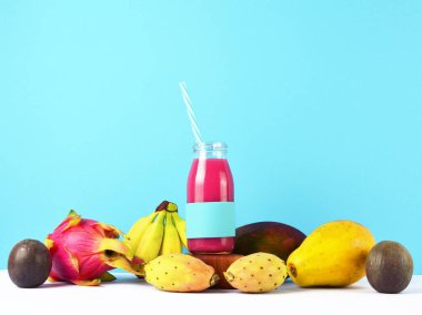 Tropikal meyve ile pembe yüzlü.