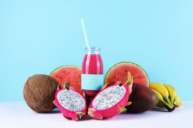 Tropikal meyve ile pembe yüzlü.