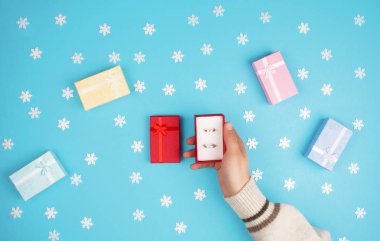 Bir hediye ile küçük bir kutu holding eller.