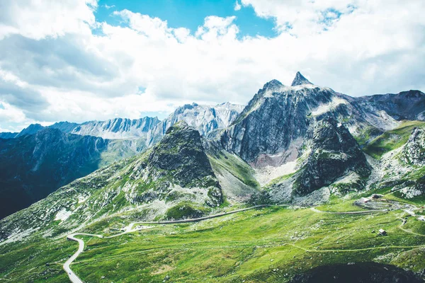 Uitzicht op het prachtige landschap in de Alpen. — Stockfoto