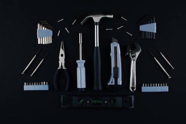 Beyaz arka plan üzerinde çeşitli araçlar kümesi.