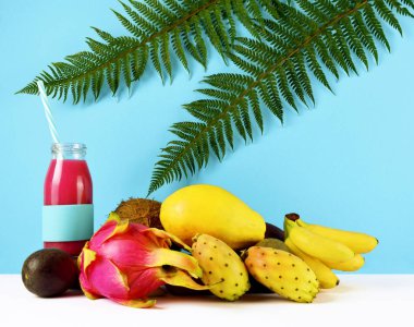 Tropikal meyve ile pembe yüzlü.