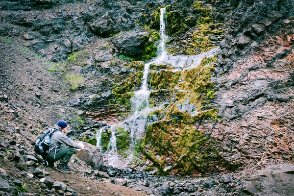 Οτωστόπ, απολαμβάνοντας τη θέα στην Ισλανδία. — Φωτογραφία Αρχείου