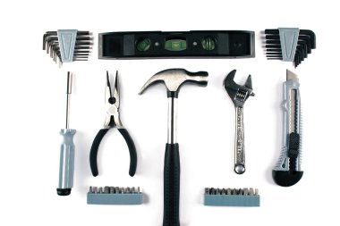 Beyaz arka plan üzerinde çeşitli araçlar kümesi.