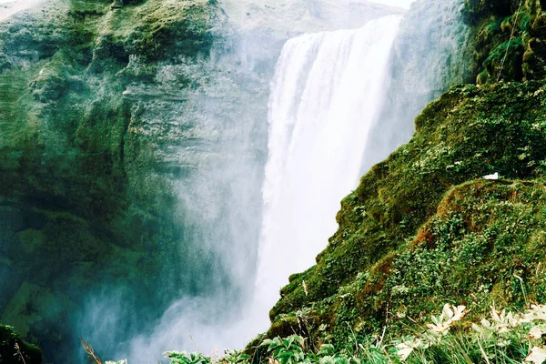 Cascada en el sur de Islandia . — Foto de Stock