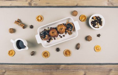 Kurutulmuş meyve fındık ile pişmiş elma dolması. 