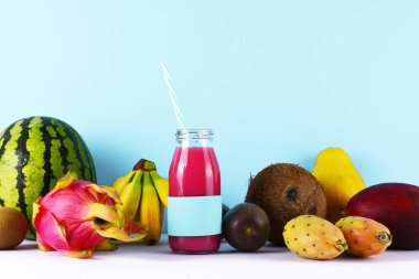 Tropikal meyve ile pembe yüzlü.