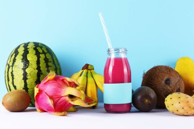 Tropikal meyve ile pembe yüzlü.