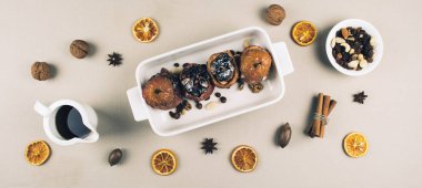 Kurutulmuş meyve fındık ile pişmiş elma dolması. 