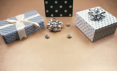 Kopya alanı bir altın zemin üzerine modern hediyeler.