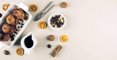 Kurutulmuş meyve fındık ile pişmiş elma dolması. 