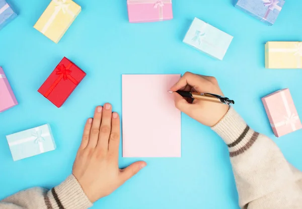 Manos sosteniendo una pequeña caja con un regalo . —  Fotos de Stock