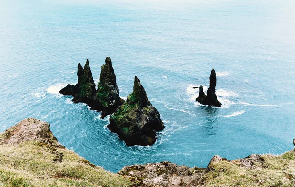 Στους βράχους της Reynisdrangar Ισλανδία. — Φωτογραφία Αρχείου