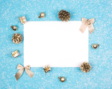 mavi arka plan üzerinde Noel süsleri.