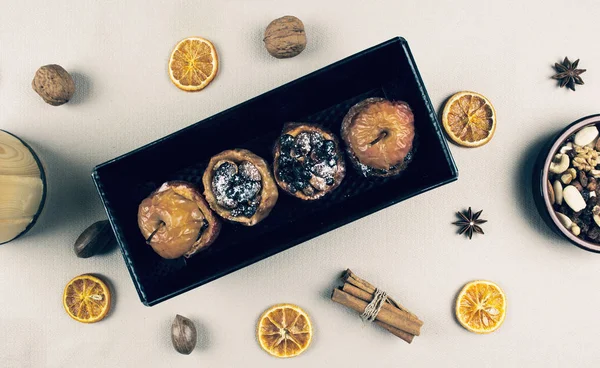 Manzanas al horno rellenas de frutos secos . —  Fotos de Stock