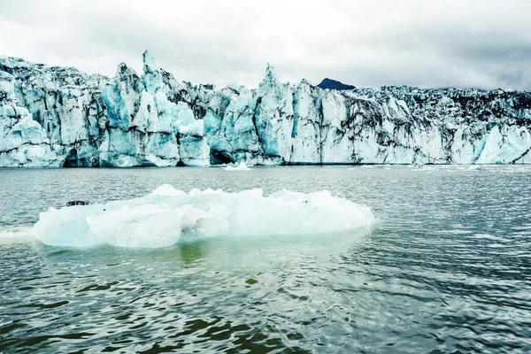 Veduta degli iceberg nella laguna del ghiacciaio, Islanda . — Foto Stock