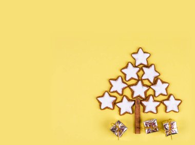 Hediyeler ve Noel ağacı Noel kompozisyonu.