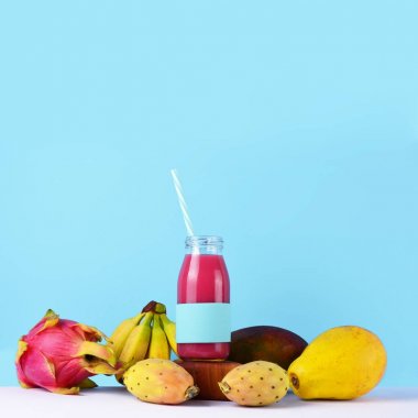 Tropikal meyve ile pembe yüzlü.